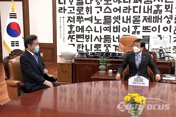 박병석 의장과 이낙연 신임 당대표가 대화를 하고 있다. [사진 / 오훈 기자]