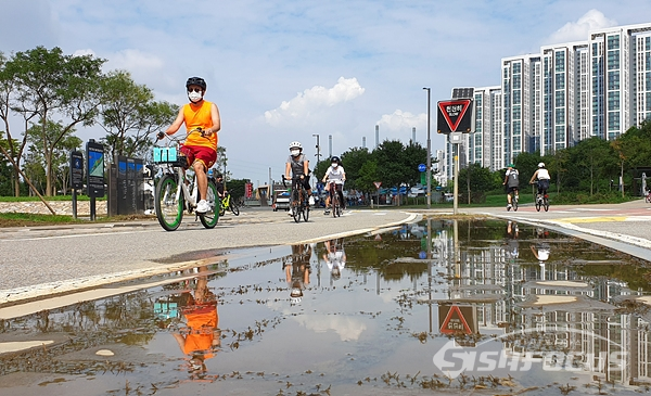 코로나19로 답답한 마음을 풀기위해 자전거를 탄다는 주부의 라이딩모습.  사진/강종민 기자