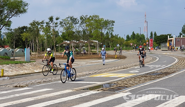 자전거동호인들이 한강변 자전거길을 달리는 모습.  사진/강종민 기자