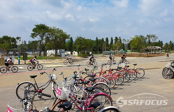 일반인들도 즐길수 있도록 자전거 대여소가 곳곳에 잘 정비되어 있다.   사진/강종민 기자