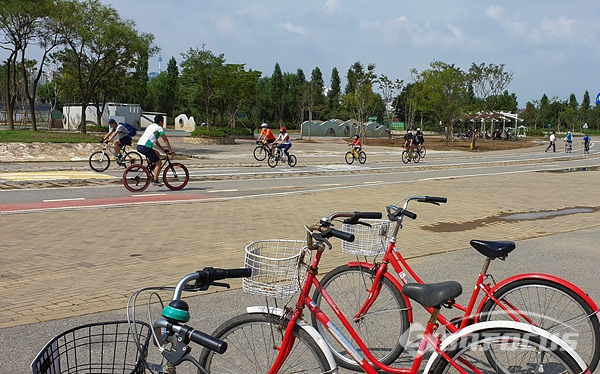 많은 시민들이 한강변 자전거길을 달리는 모습.  사진/강종민 기자