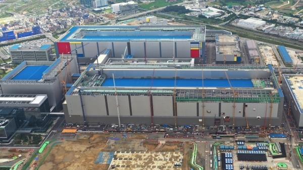 세계 최대 규모의 반도체 공장인 삼성전자 평택 2라인 전경. ⓒ삼성전자