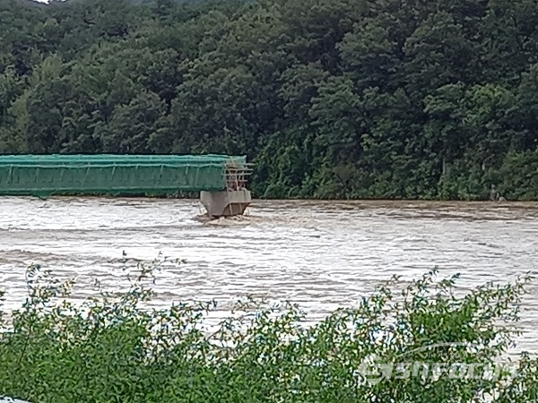 강한 바람과 폭우로 인해 다리가 끊어진 모습. 사진/ 김대섭 기자