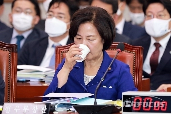 추미애 법무부장관이 국회에 출석해 물을 마시고 있다. 사진 / 오훈 기자