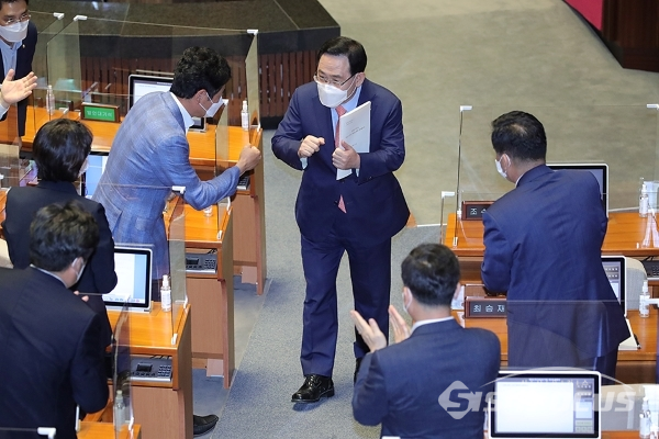 주호영 원내대표가 동료 의원들의 박수를 받으며 퇴장하고 있다.(제공: 국민의힘)