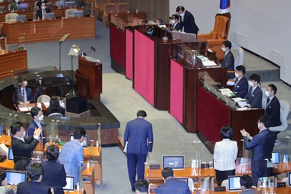 주호영 원내대표가 박병석 국회의장에게 인사를 하고 있다.(제공: 국민의힘)