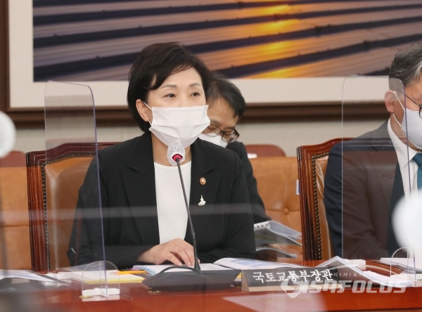김현미 장관이 의원의 질의에 답변하고 있다.(제공: 국회)?
