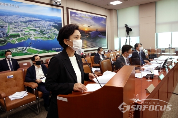 김현미 장관이 인사말을 하고 있다.(제공: 국회)?