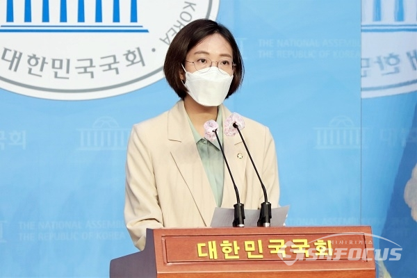 장혜영 의원이 기자회견을 하고 있다. [사진 / 오훈 기자]