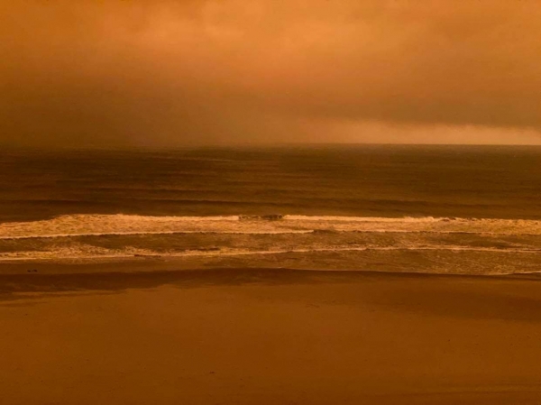미국 캘리포니아 산불의 영향으로 연기와 함께 붉게 물든 오레곤 바닷가의 아침(사진/Kenna Kim)