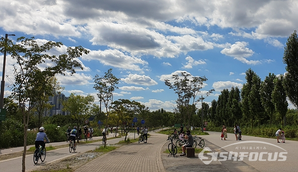 상쾌한 가을을 만끽하며 라이딩을 즐기는 자전거 동호인들.  사진/강종민 기자