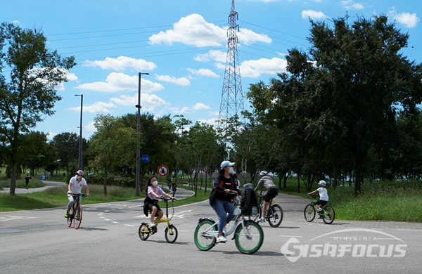 가을의 선선한 날씨에 가족단위로 자전거 라이딩을 즐기는 시민들.    사진/강종민 기자