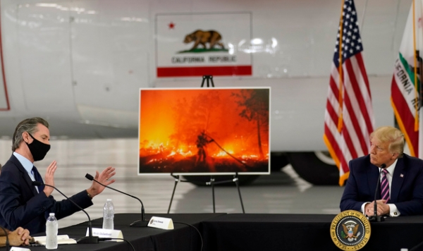 미국 트럼프 대통령이 캘리포니아주 새크라멘토의 매클레런 공항에서 개빈 뉴섬 캘리포니아주 주시가로부터 산불에 관한 브리핑을 받고 있다.(사진/뉴시스)