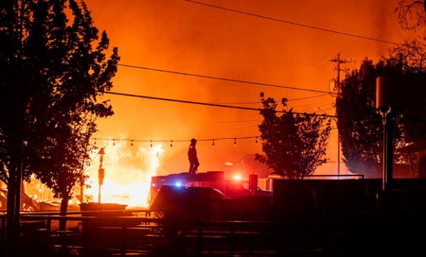 미국 서부지역의 산불로 최소 30명이 사망하고, 수십만명의 주민들이 집을 버리고대피하고 있다.(사진/뉴시스)