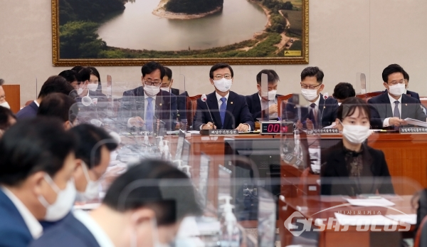 문성혁 장관이 의원의 질의를 경청하고 있다.(제공: 국회)