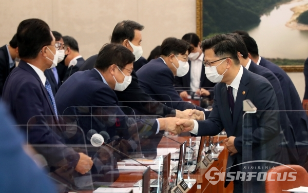 김현수 장관이 의원들과 인사를 하고 있다.(제공: 국회)