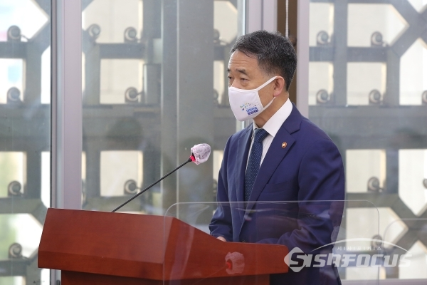 박능후 장관이 정부안을 설명하고 있다.(제공: 국회)