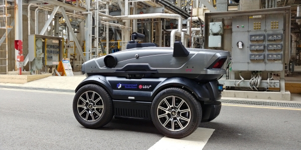 LG유플러스의 5G 자율주행로봇이 현대오일뱅크 충남 서산 공장의 시설을 순찰하고 있다. ⓒLG유플러스