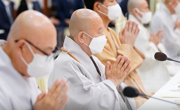 한국 불교지도자들이 18일 청와대에서 열린 문재인 대통령의 초청 간담회에 참석해 합장을 하고 있다. ⓒ청와대