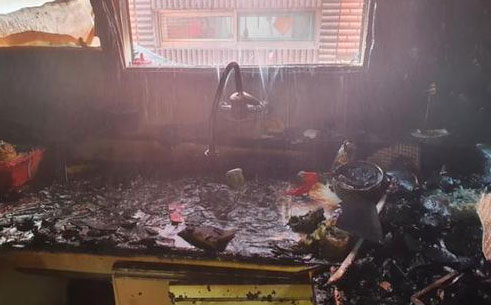 지난 14일 인천시 미추홀구의 한 빌라 건물 2층에서 불이나 A군과 동생 B군이 중상을 입었다. 사고는 어머니가 집을 비운 사이 형제가 단둘이 라면을 끓여먹으려다 발생한 것으로 조사됐다 / ⓒ인천소방본부 제공