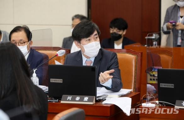 "국정원이 우리 국민이 북한을 넘어가고 4일 지나도록 정보위 야당 책임 의원에게 보고 한다미 없다"고 질책한 하태경 의원.ⓒ시사포커스DB