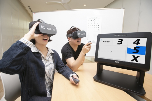 이용자들이 슈퍼 VR의 '아이 닥터 라이트'로 눈 건강 측정을 하고 있다. ⓒKT