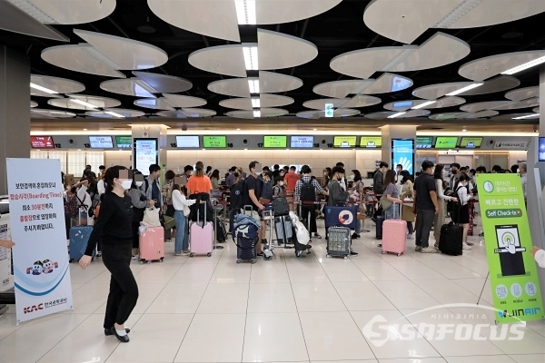 김포공항이 여행객들로 붐비고 있다. [사진 /오훈 기자]