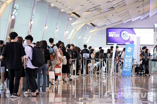 김포공항이 여행객들로 붐비고 있다. [사진 /오훈 기자]