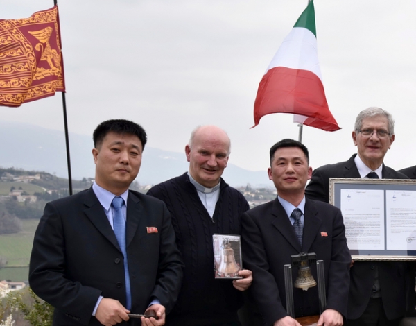 지난해 3월20일 조성길(오른쪽 두 번째) 이탈리아주재 북한 대사대리가 이탈리아 산피에트로디펠레토에서 열린 문화 행사에서 '로베레토 자유의 종'을 들고 있는 모습(사진/뉴시스)
