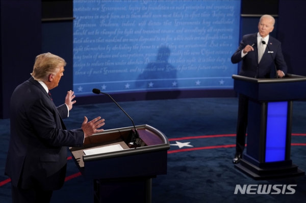 트럼프 대통령과 바이든 대선후보가 제1차 TV토론에 참석하고 있다. 사진 / 뉴시스