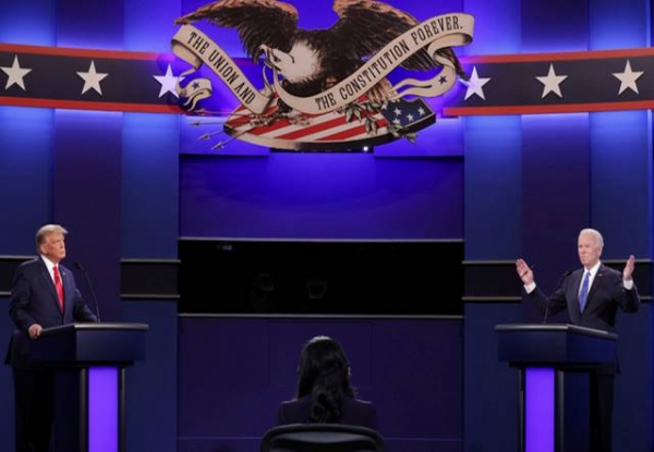 도널드 트럼프(왼쪽) 미국 대통령이 22일(현지시간) 미 테네시주 내슈빌의 벨몬트대에서 조 바이든 민주당 후보와 미 대선 최종 토론을 하고 있다. 사진 / ⓒ뉴시스