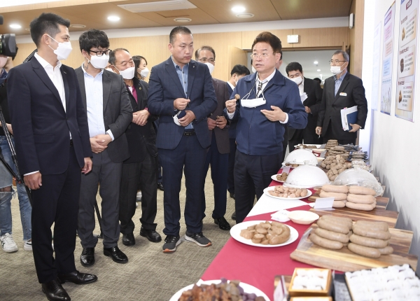 이철우 경북도지사가 에쓰푸드와 협약 후 이어진 곤축 식품 시연회에서 소시지를 시식하고 있다. ⓒ경상북도