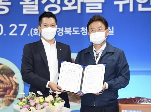 경북도와 에쓰푸드가 27일  ‘경북 식용 곤충산업 유통 활성화’ 업무협약을 체결하고  조성수 에쓰푸드 대표(사진 왼쪽)와 이철우 경북도지사가 협약서를 들고 기념촬영을 하고 있다. ⓒ경상북도