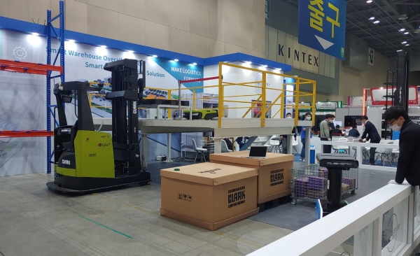 LG유플러스 전시 부스에서 5G 무인지게차와 물류로봇을 시연하고 있다. ⓒLG유플러스