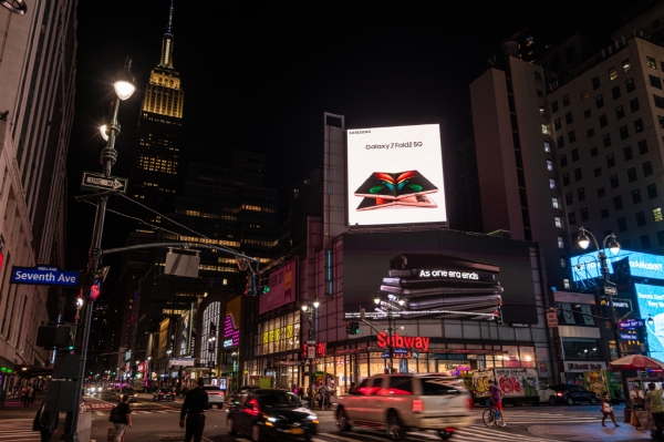 미국 뉴욕 펜실베니아 플라자에서 운영 중인 '갤럭시 Z 폴드2' 옥외광고. ⓒ삼성전자