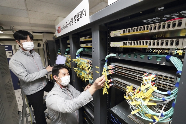 KT 네트워크 직원들이 서울 구로구 KT 구로타워에서 ‘5G SA-NSA 통합 코어망’을 점검하고 있다. ⓒKT