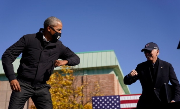 버락 오바마 전 대통령(왼쪽)이 31일(현지시간) 미시간주 플린트에서 진행된 조 바이든 민주당 대선후보 공동 유세에서 바이든후보와 팔꿈치 인사를 하고 있다.(사진/뉴시스)