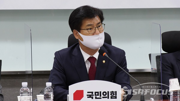 김원식 의원의 주최로 열린 원자력 바로 알리기 전국 릴레이 특강에서 발언하고 있다. 사진 / 권민구 기자