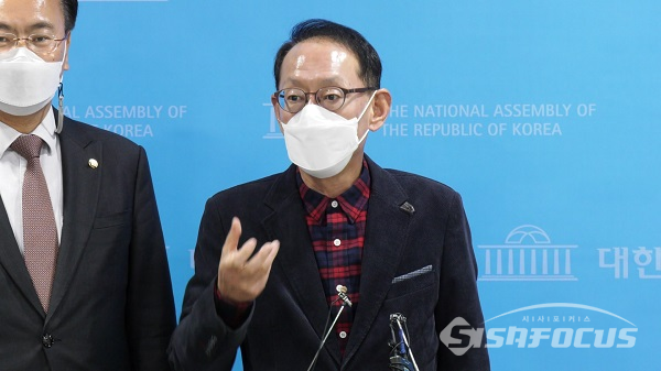 국민의힘 법사위 간사인 김도읍 의원이 법무부 특활비에 관련 소통관에서 기자회견을 하고 있다. 사진 / 권민구 기자