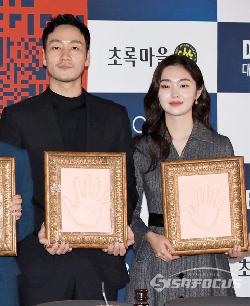 배우 박해수와 김혜준이 포토타임을 갖고 있다. [사진 /오훈 기자]