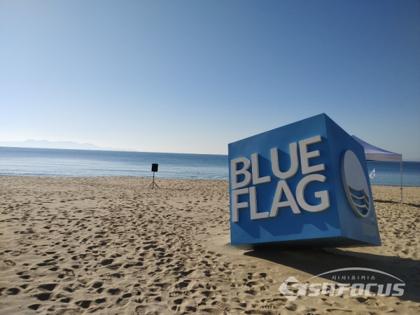 덴마크에 있는 국제단체인 환경교육재단(FEE)에서 친환경적이고 안전한 해수욕장에 부여하는 'Blue Flag' 인증을 받은 전남 완도군 신지면 명사십리 해수욕장.(사진/정유진기자)