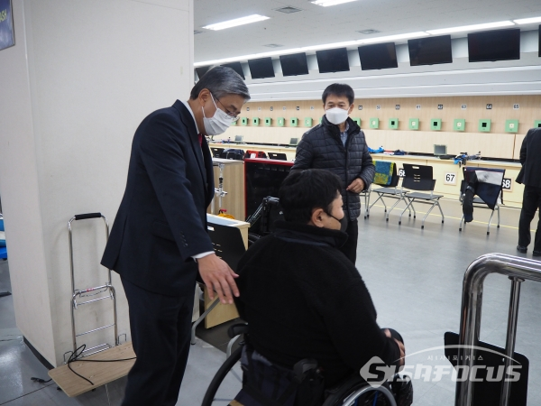 대한장애인사격연맹 박병훈 부회장이 선수들과 이야기를 나누고 있다.(사진 / 박상민 기자)
