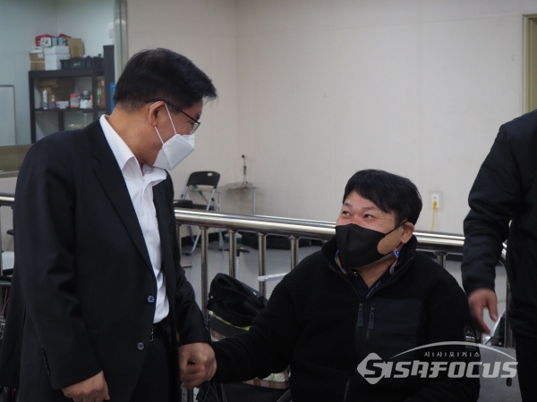 대한장애인사격연맹 박강수 회장이 심재용 선수와 담소를 나누고 있다.(사진 / 박상민 기자)