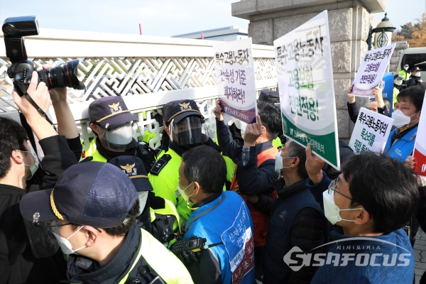 특수고용노동자대책회의 국회 출입을 시도하다 경찰의 제지를 받고 있다. [사진 /오훈 기자]