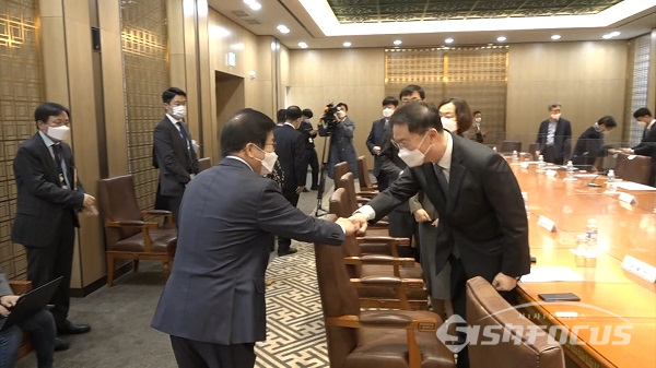 자문위원들과 주먹인사하는 국회의장 박병석. 사진 / 권민구 기자