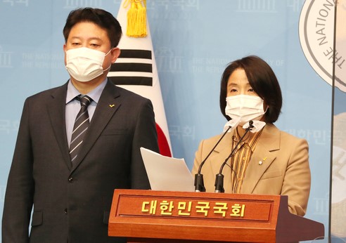 정의당 정연욱 정책위원회 의장(좌)과 이은주 의원(우)이 기자회견을 하고 있다. 사진 / ⓒ뉴시스