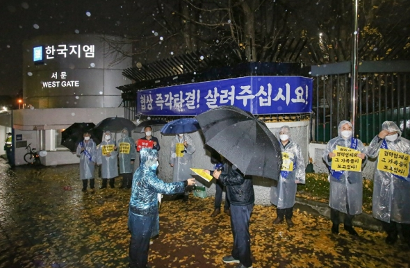 한국GM 협력사 모임인 협신회가 노사 협상타결을 촉구하는 피켓시위와 호소문 배포를 부평공장 앞에서 진행하고 있다. ⓒ헙신회