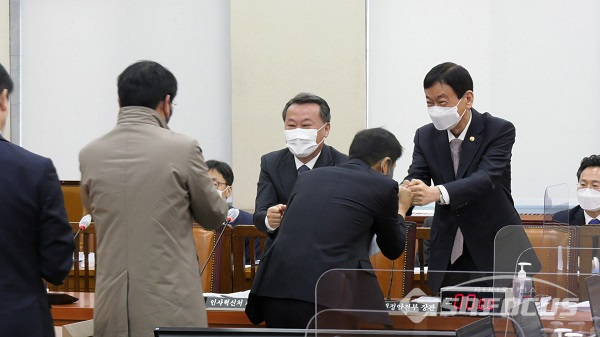 의원들과 주먹인사하는 황서종 인사혁신처장과 진영 행안부 장관. 사진 / 권민구 기자