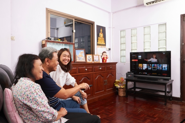 태국 현지 가정에서 가족들이 KT 올레TV 플랫폼이 적용된 3BBTV GIGATV를 시청하고 있다. ⓒKT