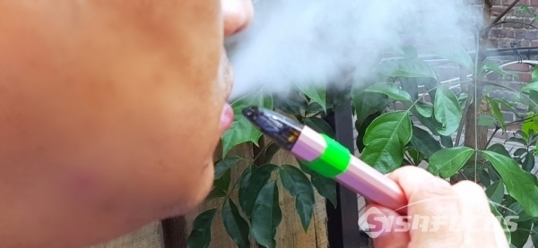 한 전자담배 소비자가 액상형 전자담배를 사용하고 있다. (사진 / 임솔 기자)